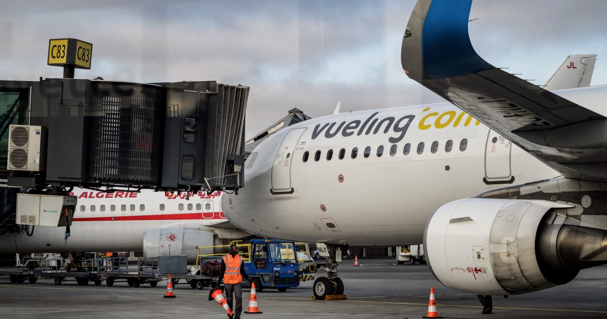 Voz_US's tweet card. French Foreign Minister Jean-Noël Barrot called on the airline's president to "determine whether these compatriots were subjected to discrimination on religious grounds."