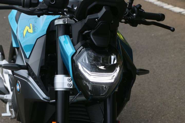 andgp_official's tweet card. BMWのバイクというと、水平対向の"ボクサー"エンジンを搭載した"旅バイク"をイメージする人が多いでしょう。近年はスーパースポーツの「S1000RR」のような4気筒スポーツマシンや、普通自動二輪免許で乗れる「G310R」のようなマシンもラインナップしていますが、今回紹介したいのは並列2気筒エンジンを搭載した「F900R」というモデル。 BMWのラインナップの
