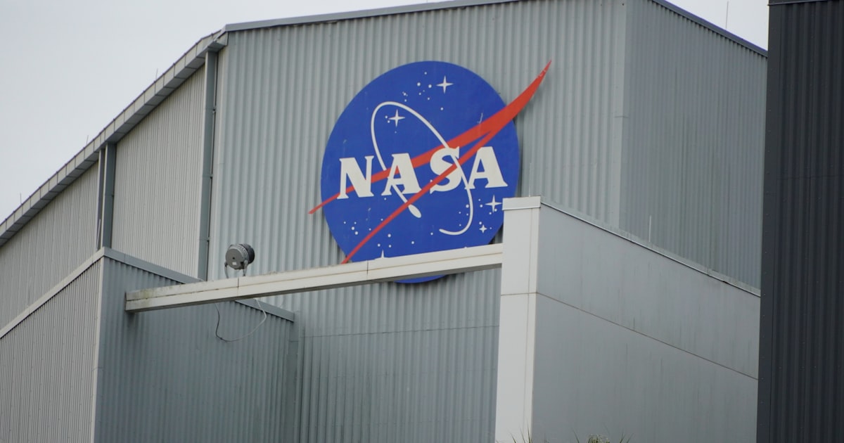 NikkeiScience's tweet card. 【ワシントン時事】米主要メディアは26日までに、航空宇宙局（NASA）で全職員の20%超に当たる約4000人が退職を届け出たと一斉に報じた。トランプ政権の予算削減に対する反発などが背景にあるとみられ、将来の宇宙開発に影を落とす可能性がある。政治専門紙ポリティコは「米国で最も優秀な頭脳の大量離職は、米国が宇宙で果たす将来の役割を妨げる可能性がある」と強調。さらに「退職の波はまだまだ続くかもしれな