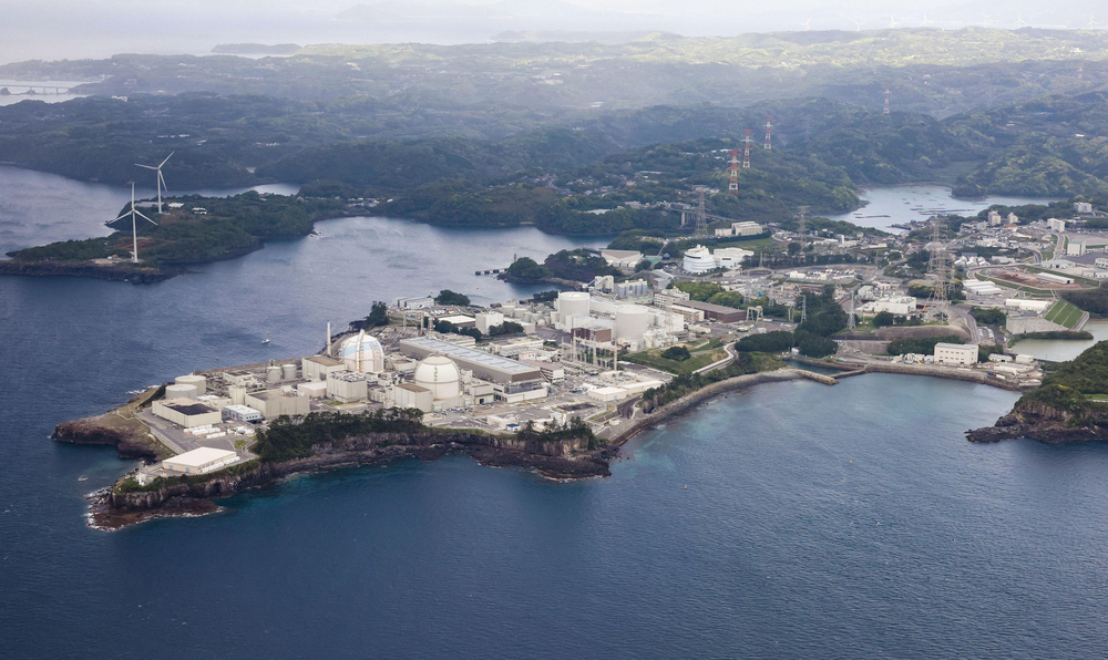 gloomynews's tweet card. 　原子力規制委員会は26日、九州電力玄海原発（佐賀県玄海町）の上空にドローン3機が侵入したと発表した。九電から、運転に影響を及ぼす恐れがある「核物質防護情報」の通報を受けた。原発へのドローン侵入は極