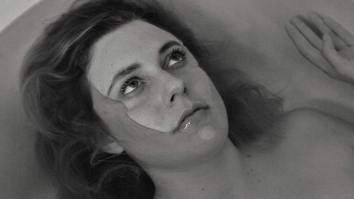 ApocalypseJow's tweet card. Greta Gerwig gave us the greatest awkward performance of all time. It felt disgustingly relatable at how weird she was and completely unable to maintain a normal conversation