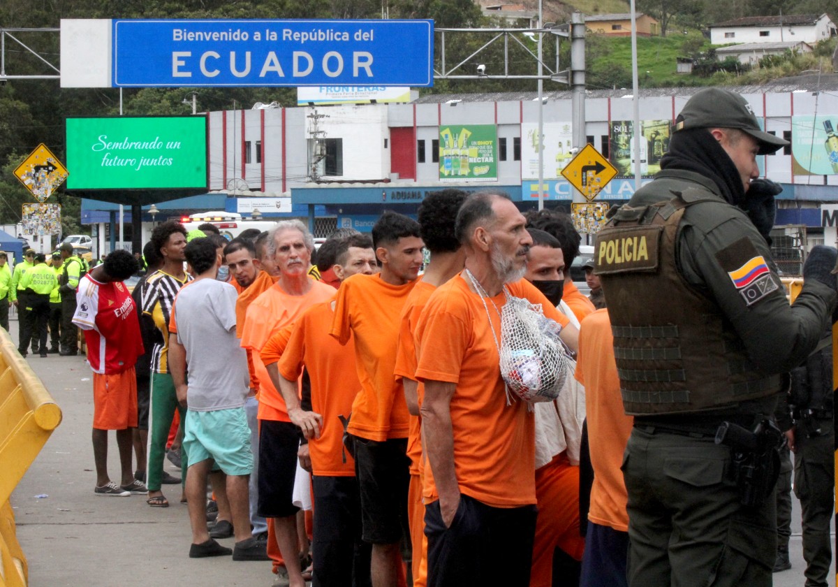 Articulo66Nica's tweet card. Colombia recibió este sábado a varios cientos de nacionales que estaban presos en Ecuador y que fueron deportados a pie