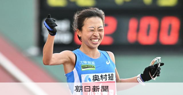 asahi_runner's tweet card. 　徳島と淡路島を結ぶ大鳴門橋を望む海沿いの道は、小林香菜（24）のお気に入りのジョギングコースだ。青く静かな海面からは、あの激しい渦潮は想像できない。　昨春、早稲田大時代に住んでいた東京都新宿区から、…