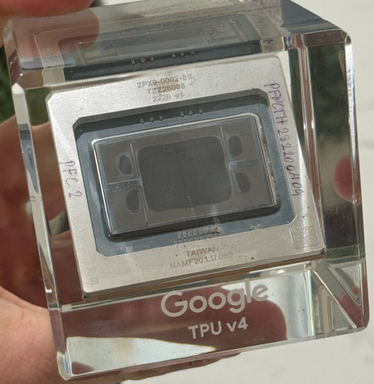 Vengineer's tweet card. はじめに Google TPU の v4 については、下記のブログで chiplet ? なの？ということを書きました vengineer.hatenablog.com 今回は、実際の TPU v4 の パッケージの写真がXの投稿に流れてきたので、記録に残します。 Google TPU v4 下記のXの投稿を記録に残し…