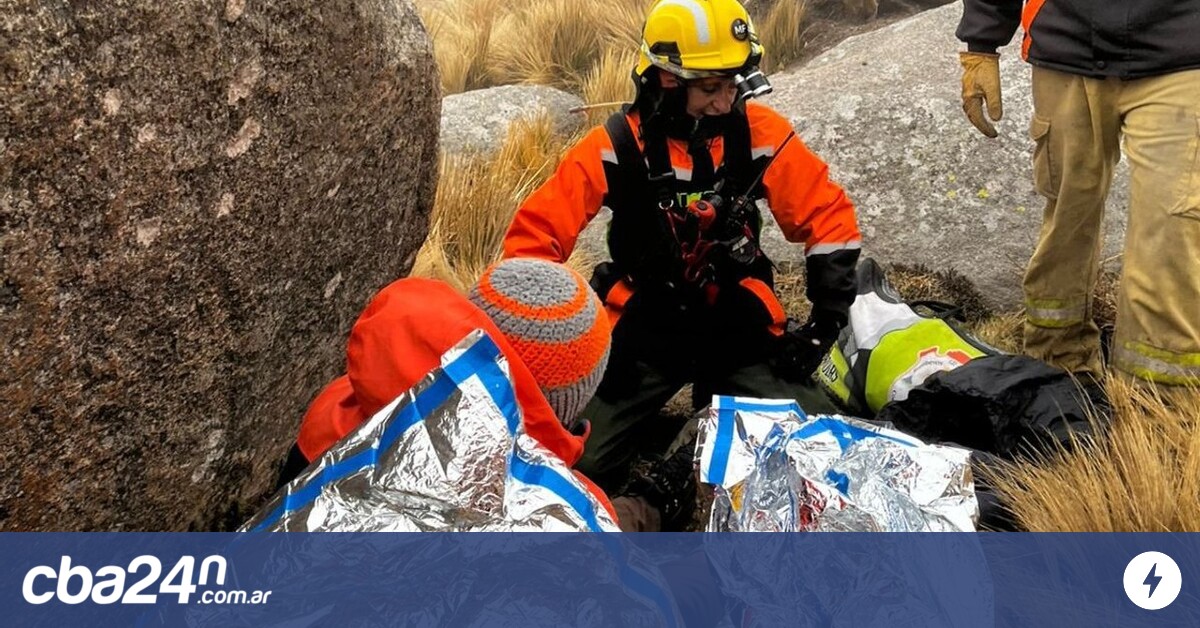canal10cba's tweet card. El sábado por la tarde, la policía debió organizar un operativo de rescate en las laderas del cerro por un hombre con una pierna fracturada.