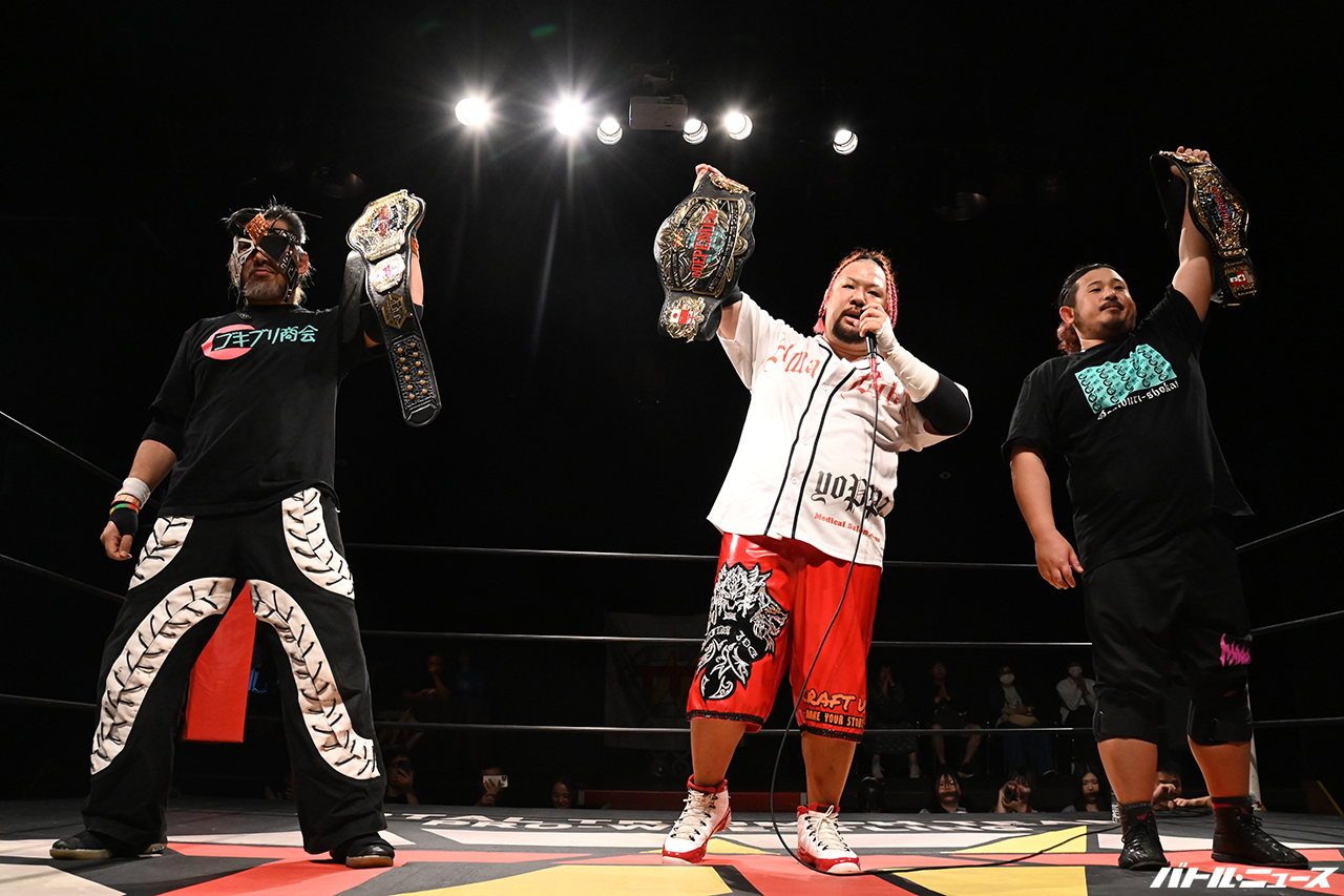 btln's tweet card. 　19日、東京都・新木場1stRINGにてTTTプロレスリング『PROGRESS 6』が開催。ゴキブリ商会がTTT認定インディー統一無差別級王座とインディー統一タッグ王座を奪取した。 　TTTプロ