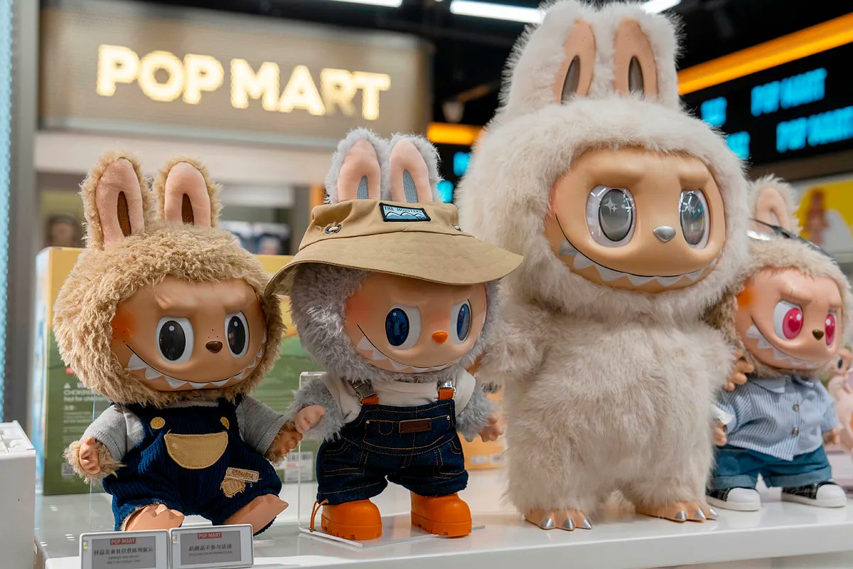 expansioncom's tweet card. Un muñeco elfo y peludo ha convertido a la compañía china Pop Mart en una de las empresas jugueteras más valiosas del mundo, con unas ventas anuales de casi 2.000 millones de...