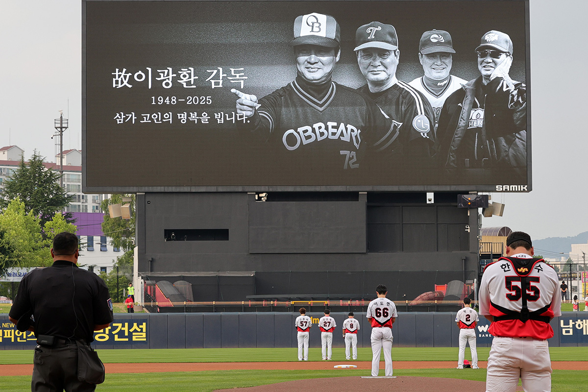sisain_editor's tweet card. 이광환 감독이 7월2일 향년 77세로 작고했다. 1994년 LG 트윈스의 우승을 이끌었고, 전에 없던 야구 붐을 일으켰다. 프로야구사에 강팀은 숱하지만 1994년 LG만큼 야구팬을 새로운 매력으로 끌어당긴 팀은 없었다. LG그룹은 야구팀이 일으킨 센세이션에 자극받아 그룹 전체 CI(C