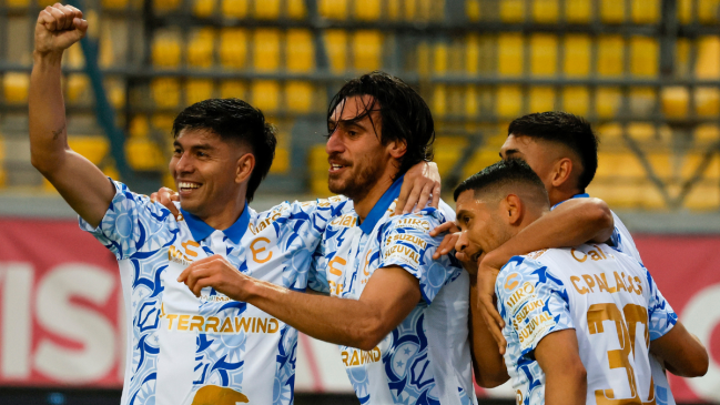 alairelibrecl's tweet card. Everton volvió a las victorias frente a Huachipato que no logra la regulardidad deseada. Fue una de las mejores presentaciones en la temporada.