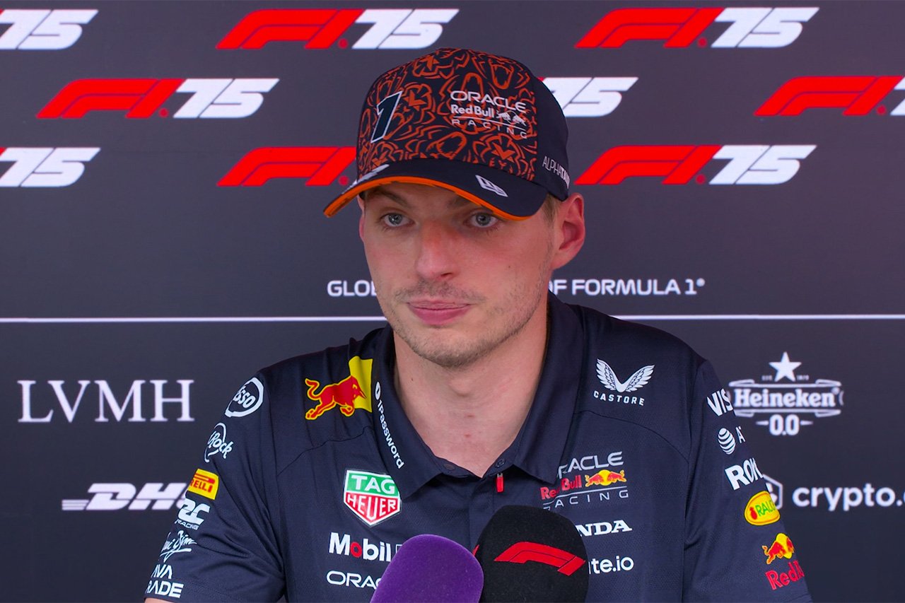 F1Gate's tweet card. マックス・フェルスタッペンは、F1ベルギーGP予選でポールポジション争いから脱落し、週末の勢いを維持できなかった。予選Q3では思うようなグリップを得られず、マクラーレン勢とフェラーリのシャルル・ルクレールに続く4番手に甘んじた。レッドブルはスプリントセッションに備え、週末序盤は直線スピードを重視したリアウイング仕様で臨んでいた。しかし、日曜の雨予報を受け、予選前によりダウンフォース寄りの仕様...