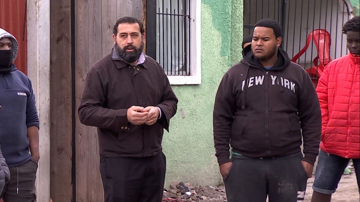 Subrayado's tweet card. El diputado del MPP, Frente Amplio Marcos Presa se reunió con representantes de la comunidad de dominicanos que viven en el barrio Las Cañitas de Motevideo. Piden saneamiento y seguridad para la zona.
