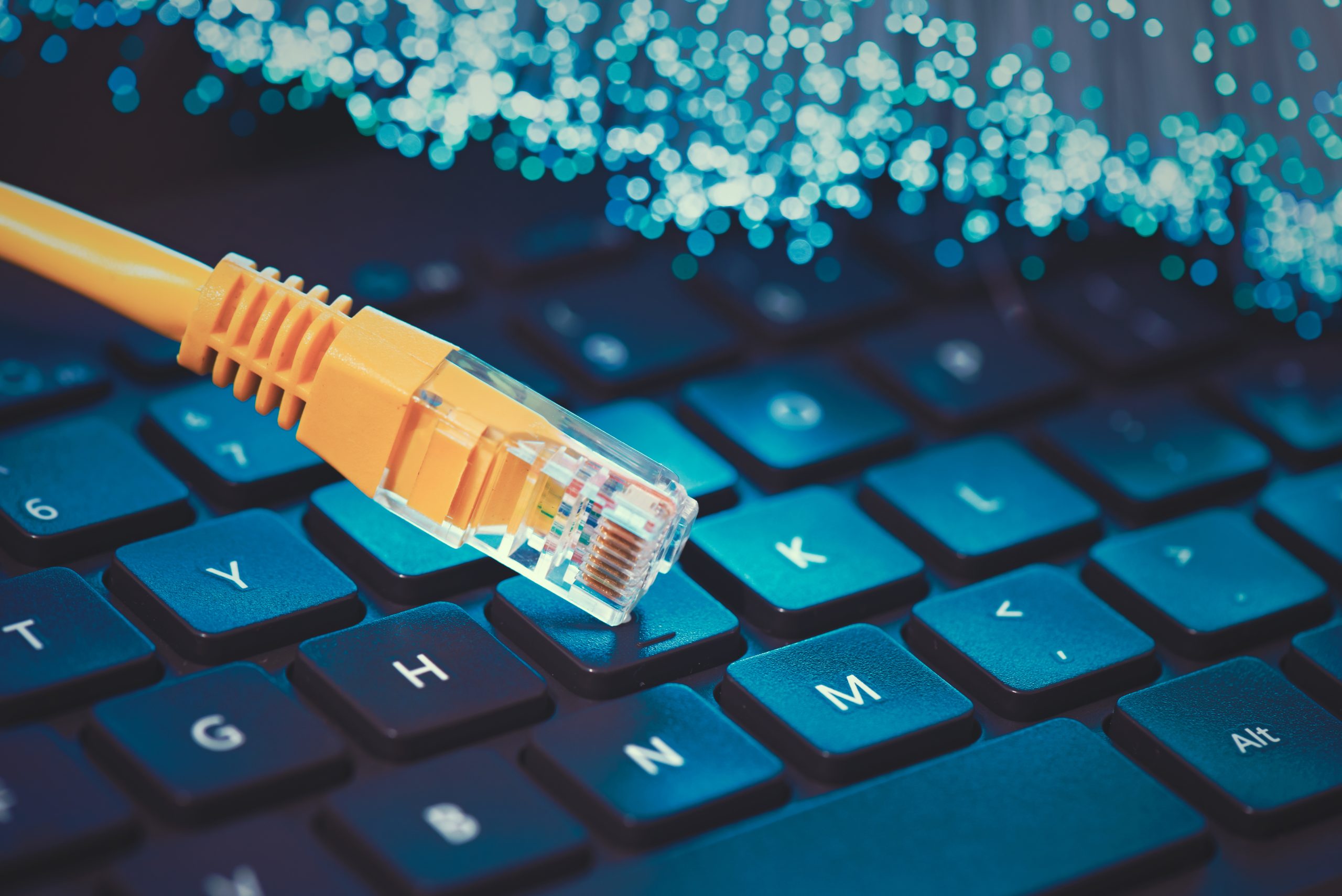 EddieDuffy's tweet card. Researchers in Japan shattered all internet speed world records, acheiving a speed of 402 Tbps. Here's how they pulled it off.