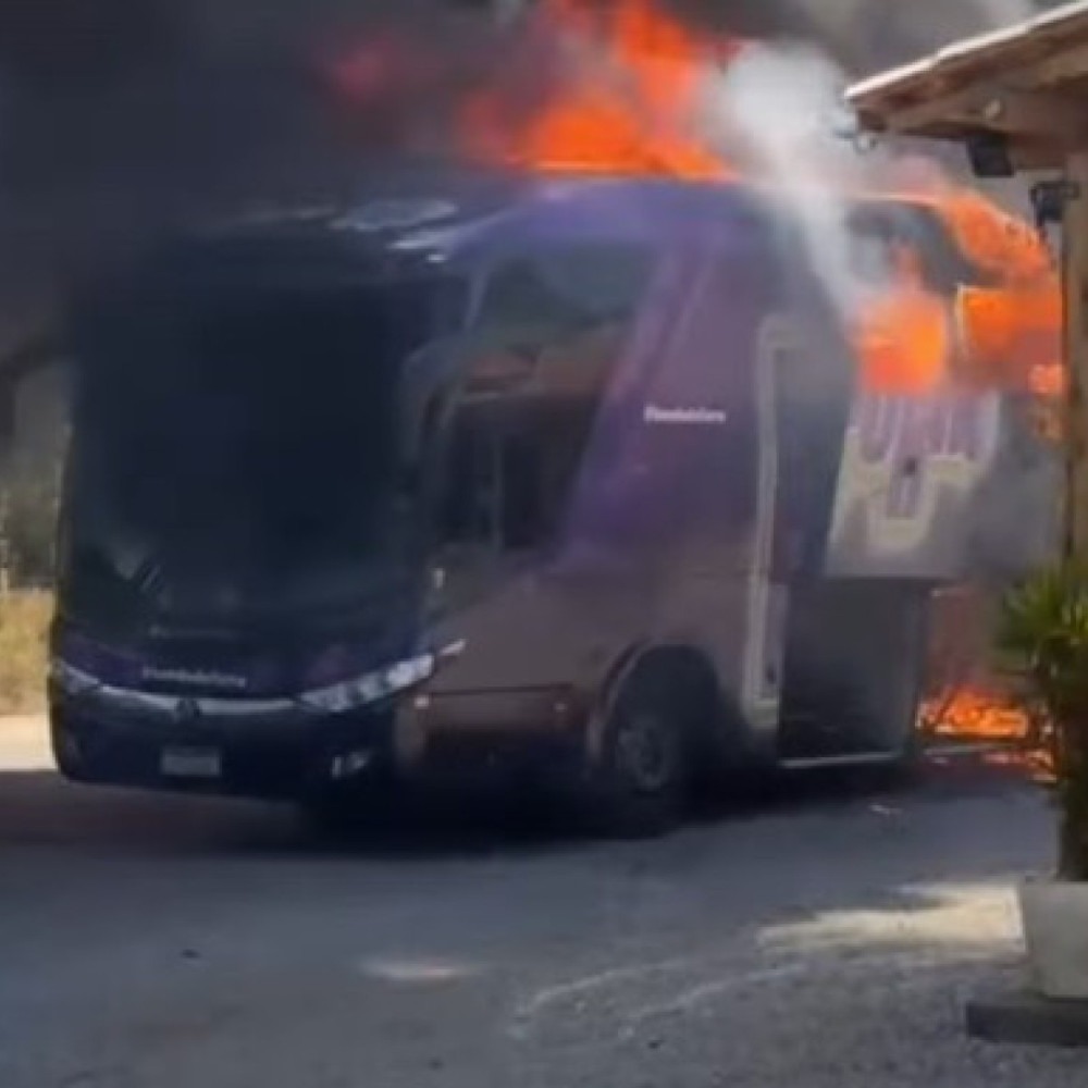 em_com's tweet card. Veículo pegou fogo durante parada na MGC-120. Calor das chamas ainda causou prejuízos a restaurante