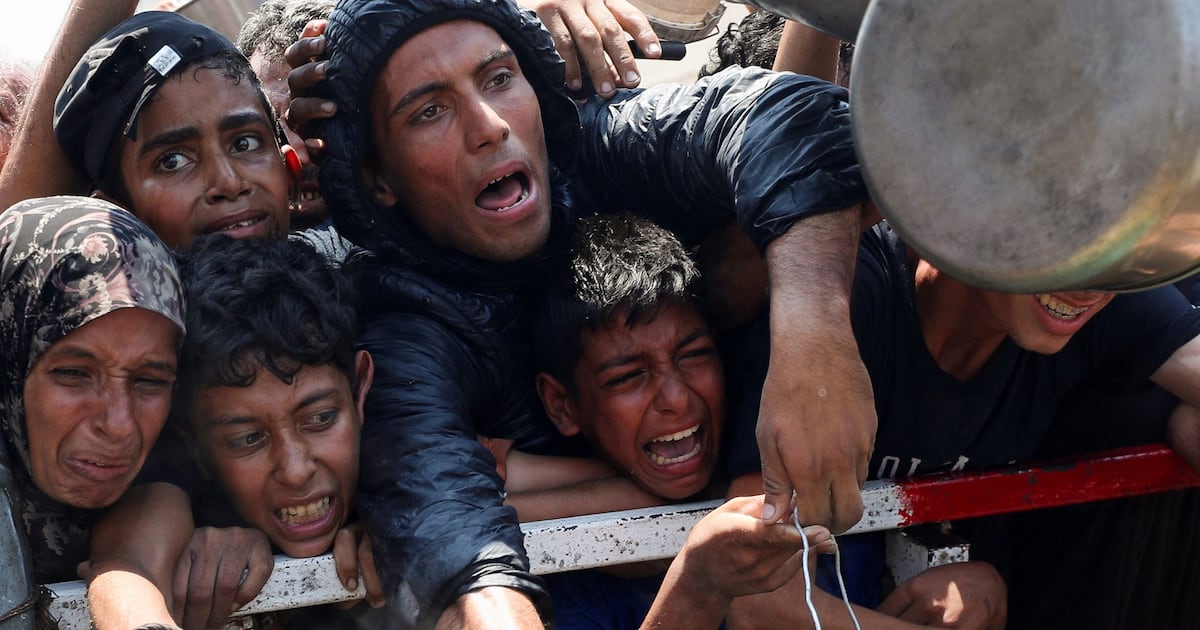 MundoEConflicto's tweet card. Israel vuelve a enviar ayuda a los palestinos en el enclave, tras distintas críticas internacionales por la situación humanitaria.