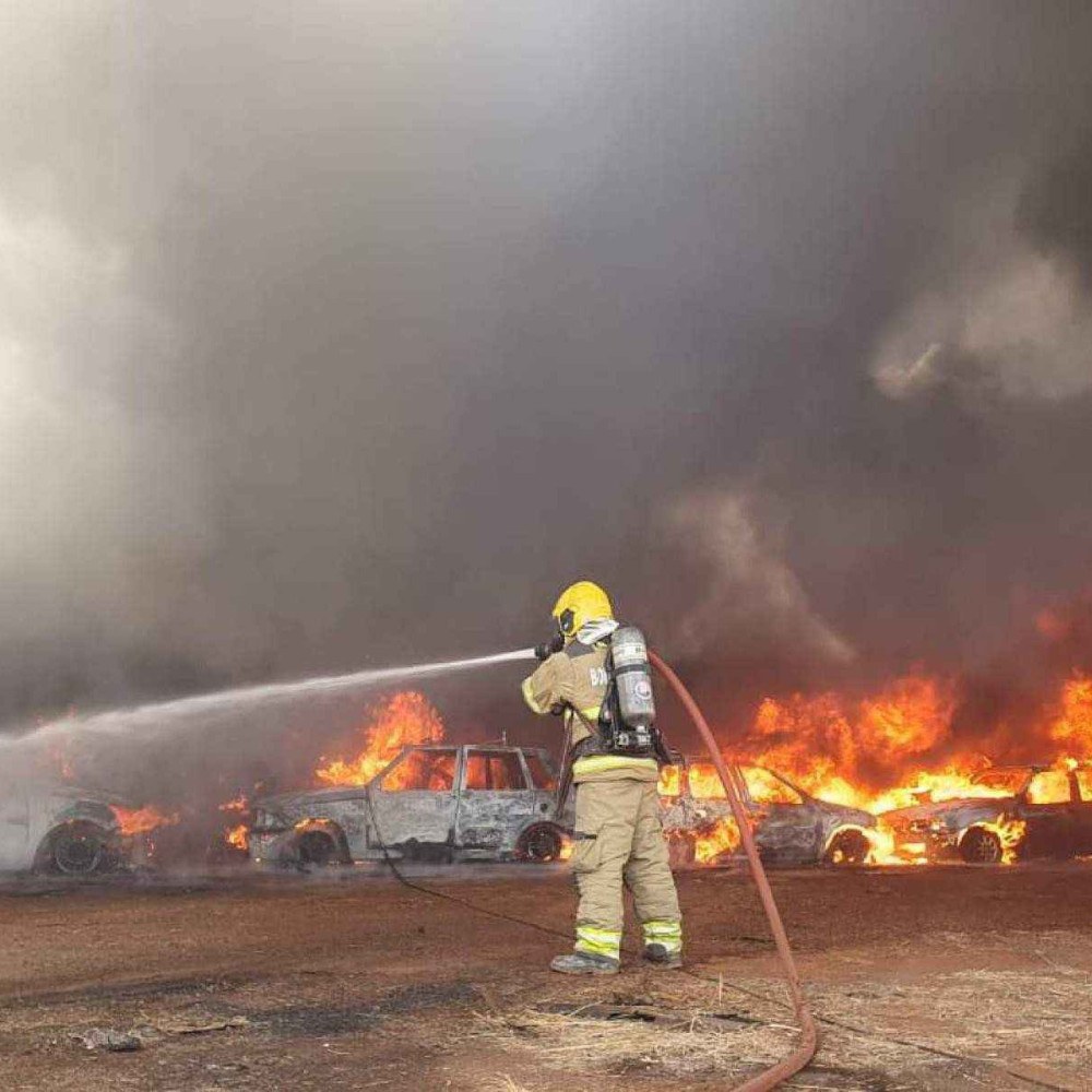 em_com's tweet card. Fogo se espalhou rapidamente entre os automóveis, mobilizando 40 mil litros de água e cinco viaturas dos bombeiros