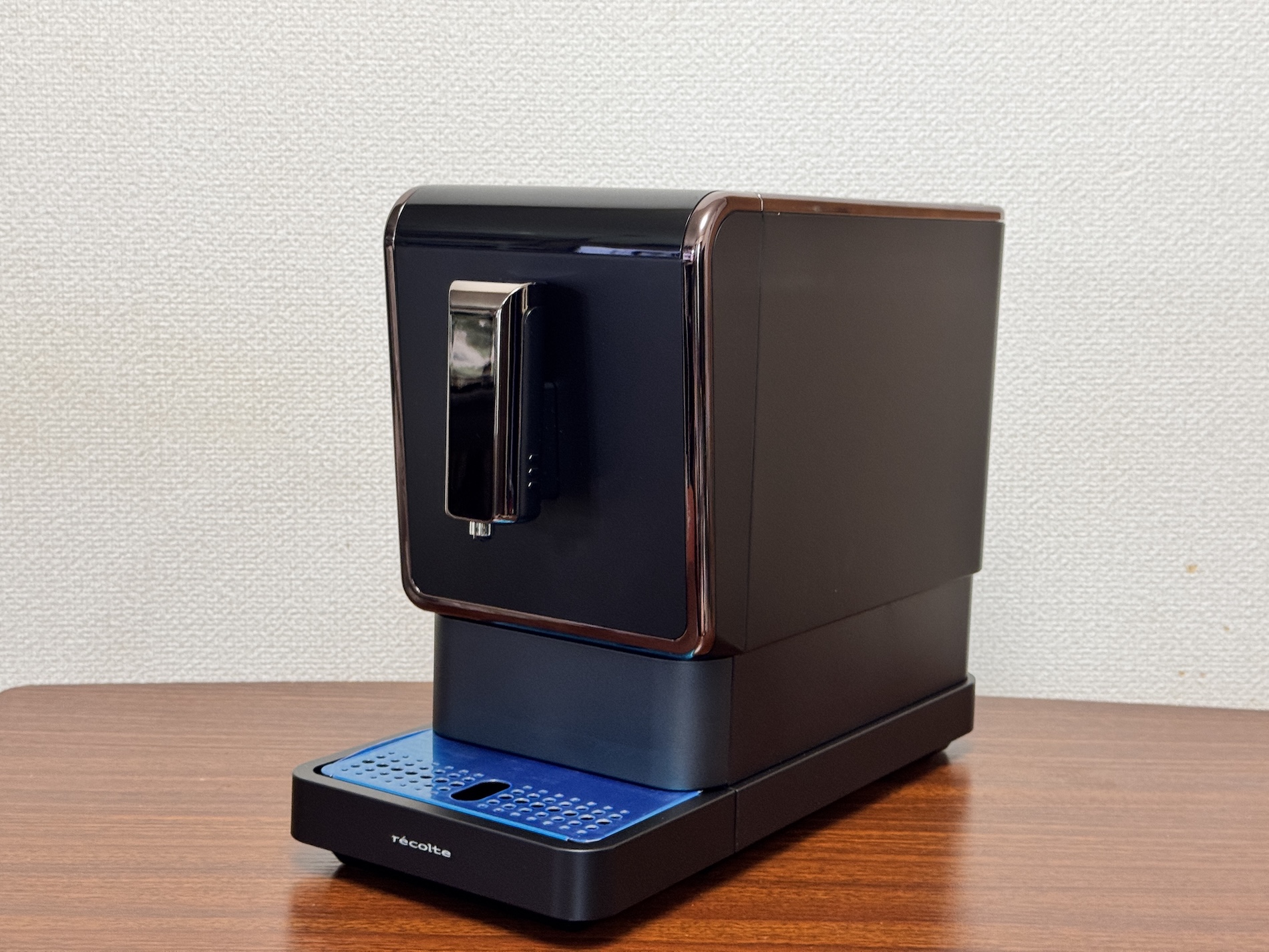 realsound_tech's tweet card. レコルトの全自動エスプレッソコーヒーマシン（REC-1）は、スリムでコンパクトながら本格的なエスプレッソが全自動で楽しめる。高価で大型なモデルが多い中で、この製品は設置しやすく、Makuakeでのクラウドファンディングも成功。抽出モードは3種類あり、好みの設定保存や湯の抽出も可能。挽き目調整ダイヤルや…
