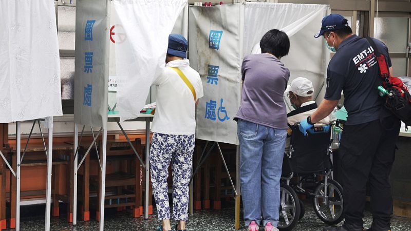 CNNEE's tweet card. Los votantes taiwaneses rechazaron un intento de destituir a cerca de una quinta parte de sus legisladores, todos del opositor Partido Nacionalista, en unas elecciones revocatorias este sábado, lo...