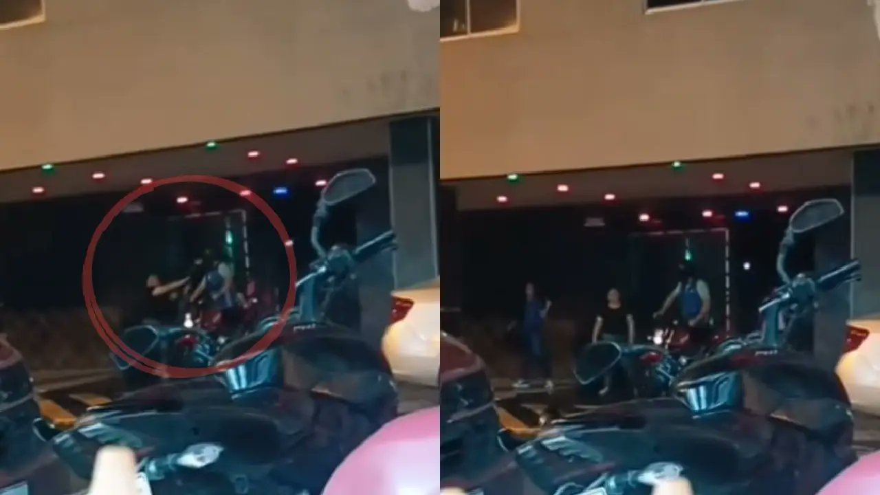 tunota_com's tweet card. Una mujer descubrió a su esposo infiel saliendo de un hotel en moto con su amante. La lanzó al suelo y le quitó hasta las llaves de la moto.