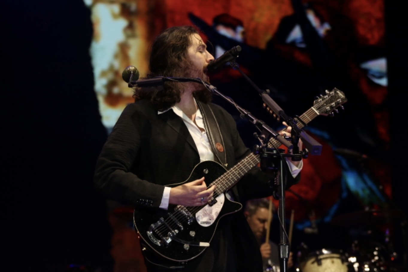 CharlatanLive's tweet card. In his headlining Bluesfest performance, Hozier's impeccable guitar skills and unshaking vocals made for an unforgettable night of music.