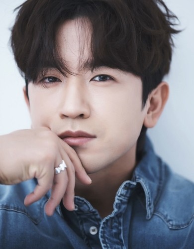 yonhapjp's tweet card. 【ソウル聯合ニュース】韓国男性グループ・ＳＨＩＮＨＷＡ（神話）のイ・ミヌ（４５）さんが２６日、自身のインスタグラムで結婚を発表した。　イさんは「長い付き合いがあった大切な人とお互い...