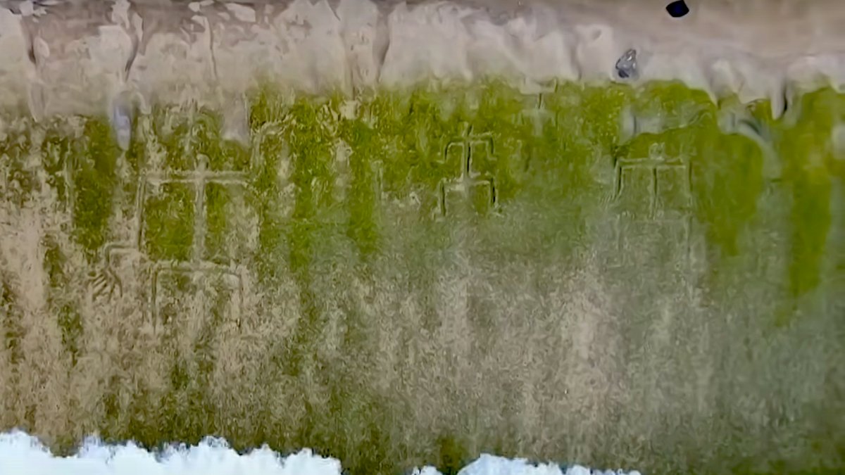 Surfer's tweet card. Tide and waves have resurfaced ancient Hawaiian stick figures on Oahu.