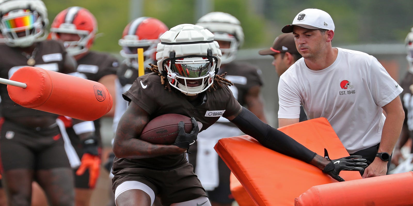ChilliGaz's tweet card. Browns wide receiver Jerry Jeudy is one of the oldest at his position on the team, despite being 26. He's embracing that leadership role, though.