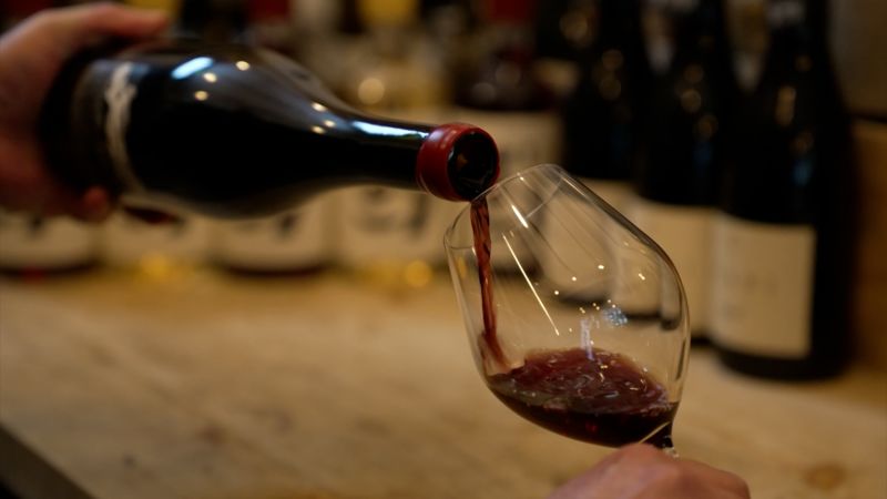 CNNEE's tweet card. Las tasas de cáncer de mama están aumentando, y los médicos temen que el alcohol pueda ser una de las principales causas. Meg Tirrell, de CNN, habla con un experto para obtener más información sobre...