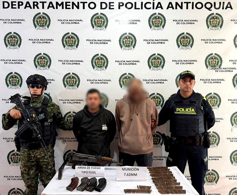 DenunciasAntio2's tweet card. 26 de julio de 2025Capturados dos integrantes del Clan del Golfo en Urrao: portaban fusil AK-47 y munición de guerraOperativo conjunto entre Policia nacional y Guala Militar permitió la captura de...