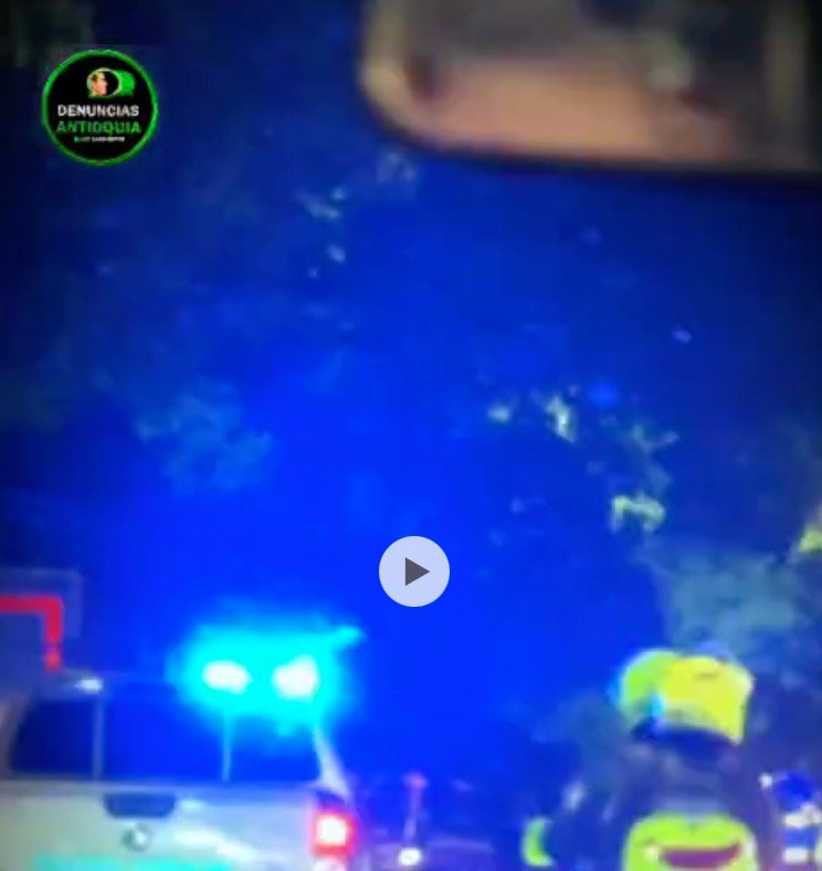 DenunciasAntio2's tweet card. #Medellín/ Tres capturados y 32 motos inmovilizadas en operativos en el occidente de MedellínDurante intervenciones en Laureles - Estadio y La América, las autoridades capturaron a tres personas, dos...