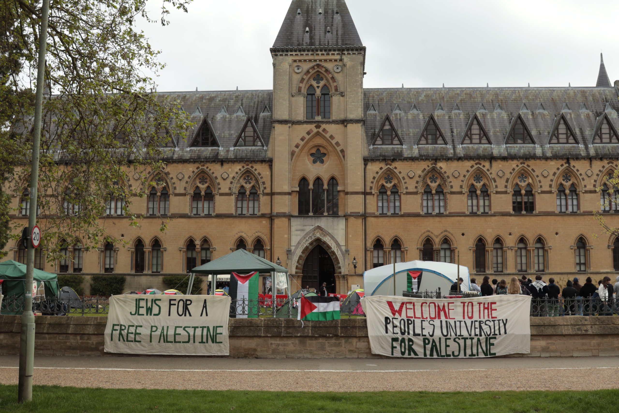 malfonsinlarsen's tweet card. Students at the University of Oxford have set up encampments outside the Pitt Rivers Museum, calling for divestment and disclosure in relation to Israel.