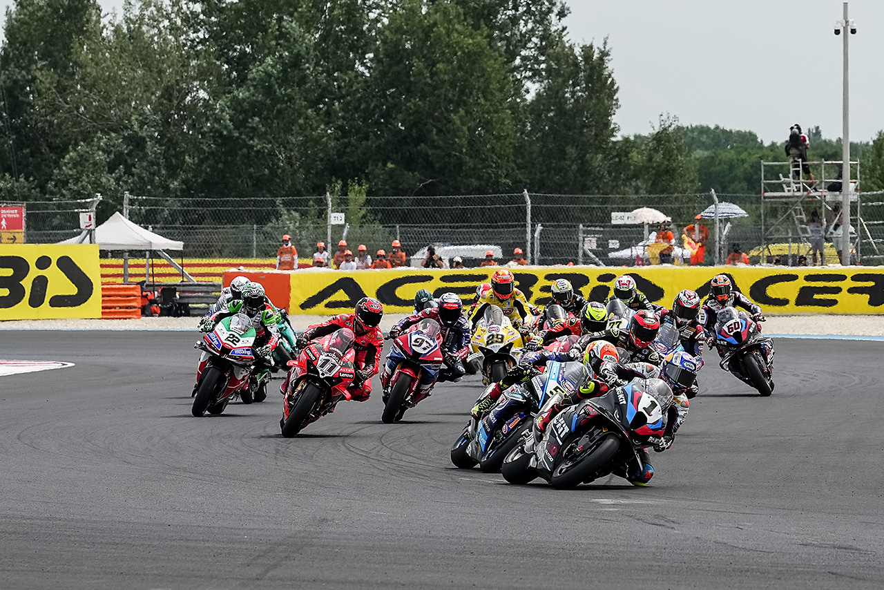 AUTOSPORT_web's tweet card. 　7月26日、2025年スーパーバイク世界選手権（WorldSBK）第8戦ハンガリーの決勝レース1がバラトン・パーク・サーキットで開催され、トプラク・ラズガット
