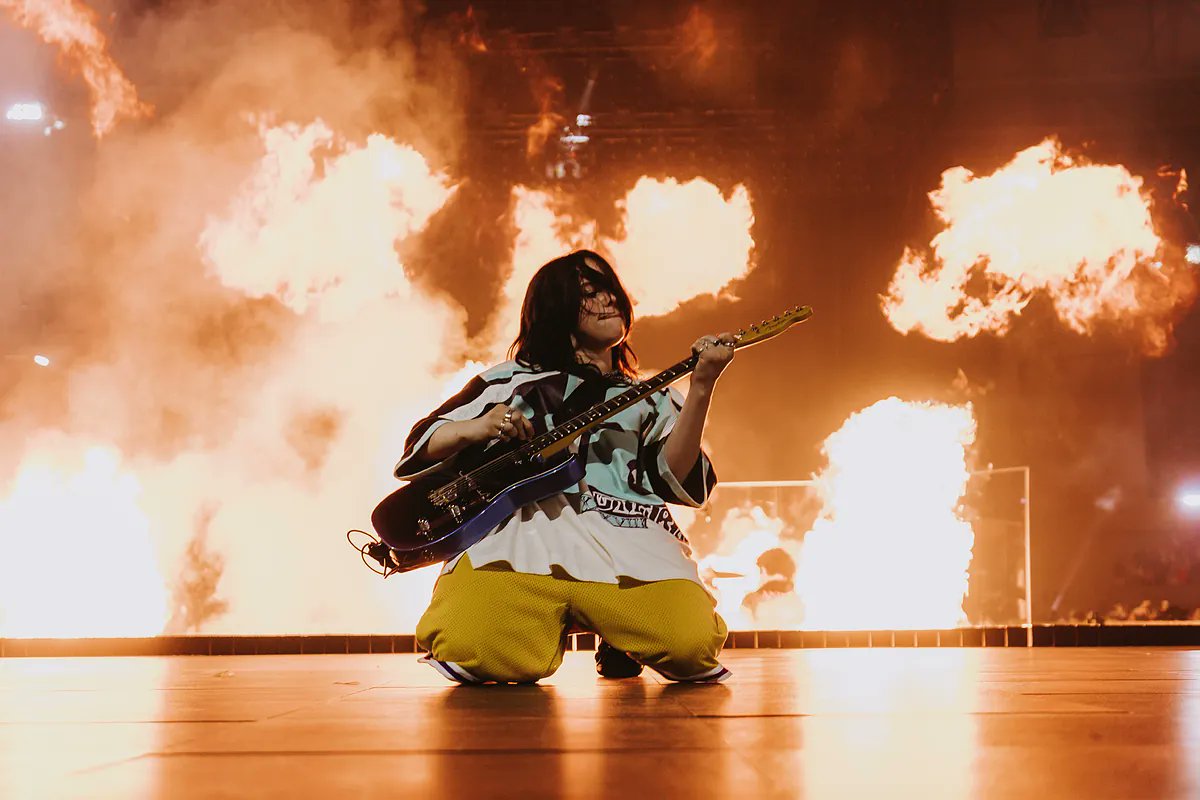 Papel_EM's tweet card. Este ha sido el mes de las divas del pop en Barcelona. Si el fin de semana pasado el público del Primavera Sound se dejó la garganta y la energía en los conciertos de Charli...