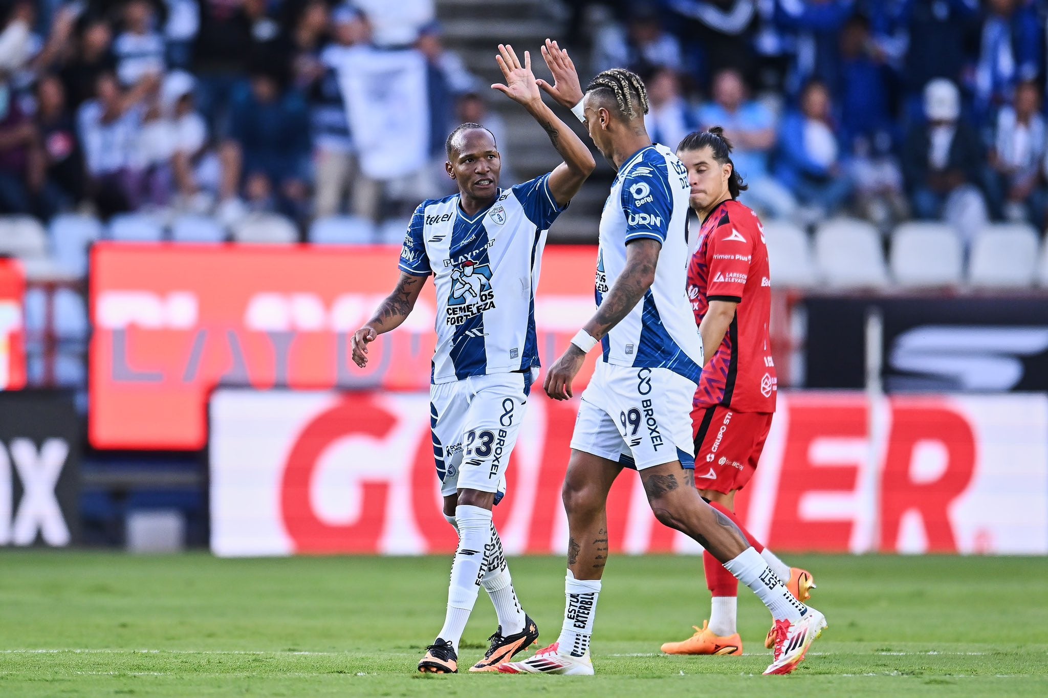 UniversalHgo's tweet card. Los Tuzos se imponen 1-0 con gol de Luis Quiñones y suman 9 puntos en la cima de la clasificación del Apertura 2025.