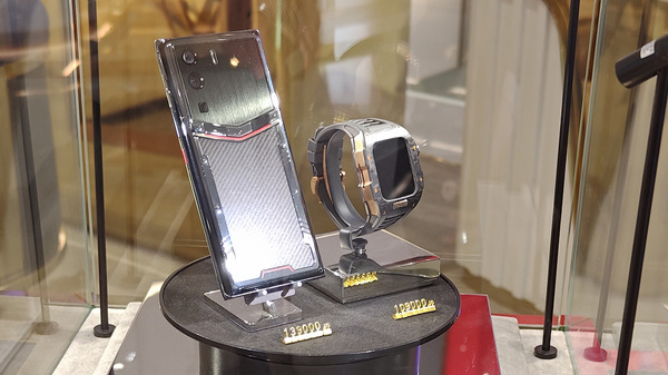 TechnoEdgeJP's tweet card. バンコクにVERTUの店を発見。超高級スマホが約95万円から。デザインや素材の異なるモデルも販売。スマートウォッチも展開している