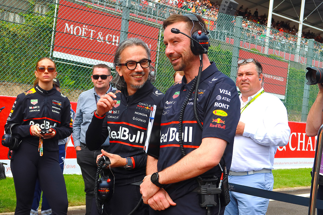 AUTOSPORT_web's tweet card. 　なぜ、レッドブルは角田裕毅のフロアをF1第13戦ベルギーGPのスプリントの後に変更したのか。それは現在のスプリントフォーマットと関係している。現行のレギュレー