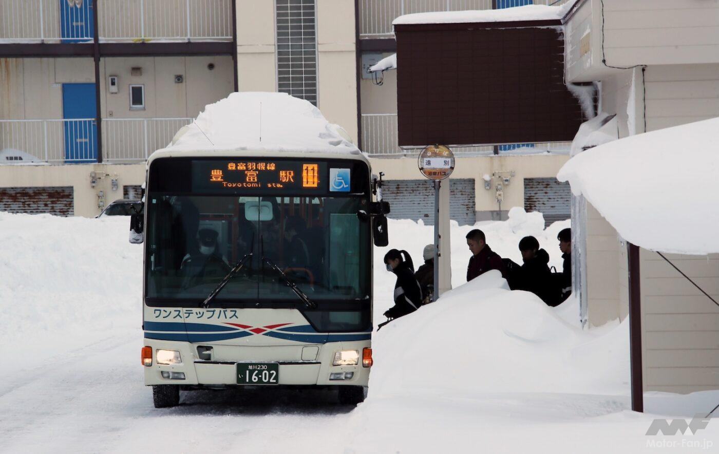 MotorFanweb's tweet card. 暴風雪警報による2日間の運休。3日目の始発バスはサロベツ原野を目指して北上していく。初山別の難所を通りすぎ、バスは遠別から天塩へ。泥炭地は路盤がゆるく、道路の舗装面はうねっている。吹きさらしの道端でバスを待つ高校生たち。路線バスは通学のための唯一の足だった。 TEXT：椎橋俊之（SHIIHASHI Toshiyuki）