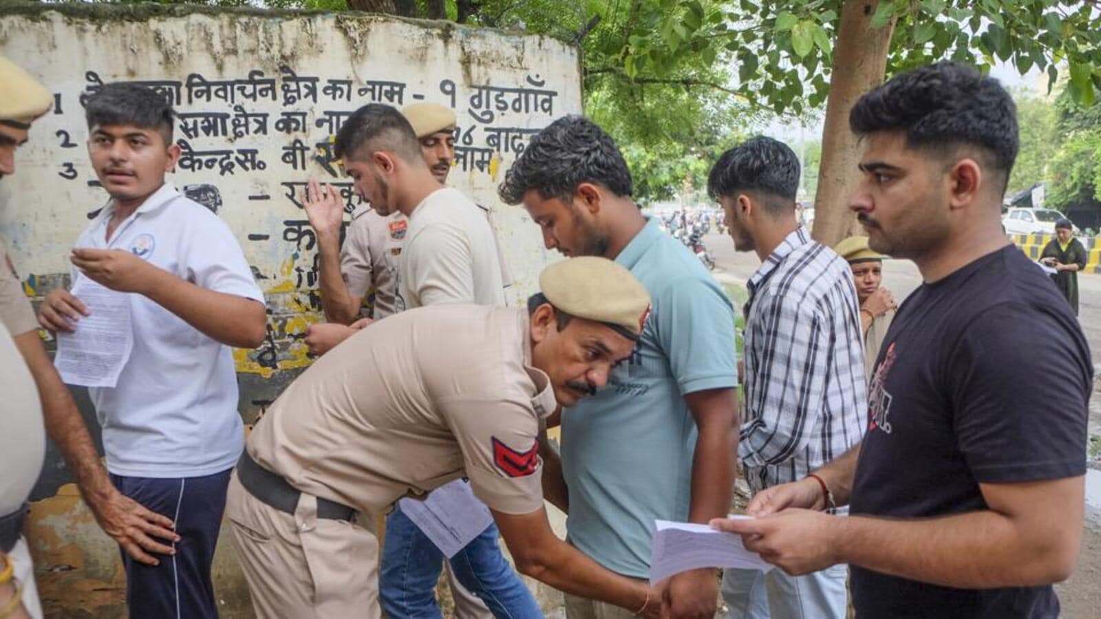 HTGurgaon's tweet card. The incident involved two school buses — one of which broke down and another that couldn’t locate the designated centre — carrying 103 candidates