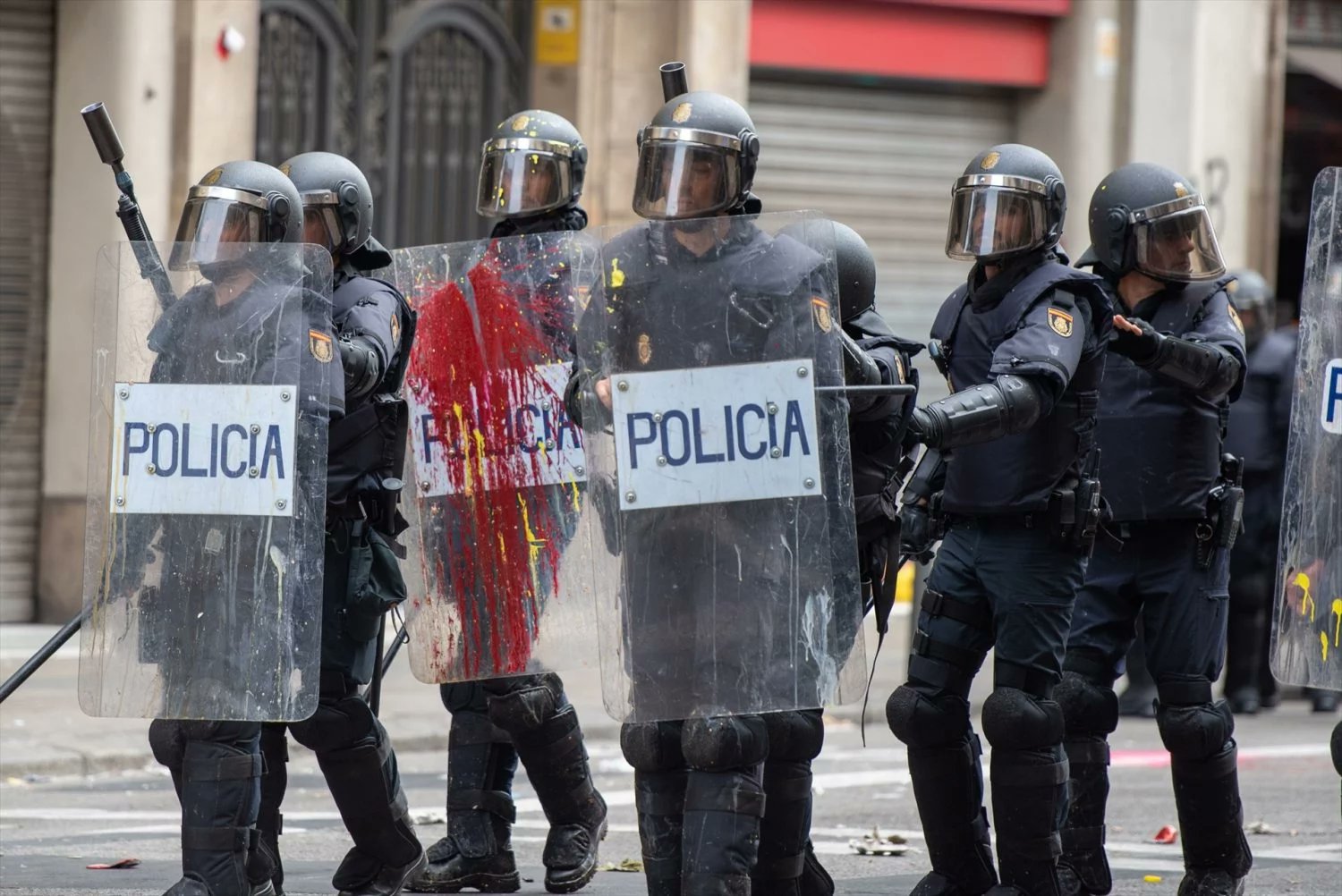 Moncloa_com's tweet card. Desde el sindicato consideran que este anuncio es «un ataque directo a la dignidad y al trabajo de los policías nacionales que prestan servicio en Cataluña.