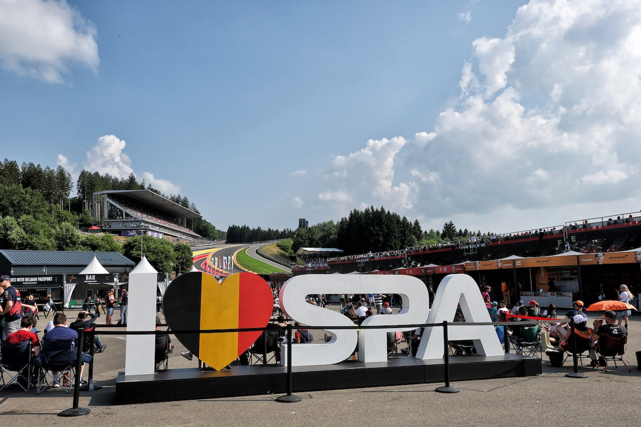 AUTOSPORT_web's tweet card. 　レッドブル新代表の采配と角田裕毅自身の奮闘が上手に重なり、第5戦マイアミGP以来となるQ3進出達成はファンとチームの両方を笑顔にした。勢いそのままに決勝レース