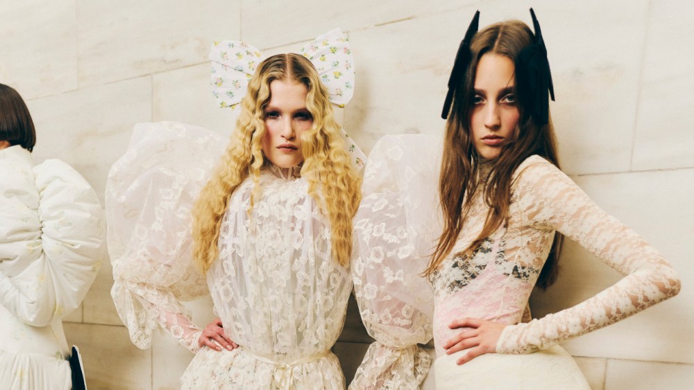 wwd's tweet card. VMH reportedly seeks to sell Marc Jacobs for $1B, attracting interest from Authentic Brands, WHP Global, and Bluestar Alliance amid market shifts.