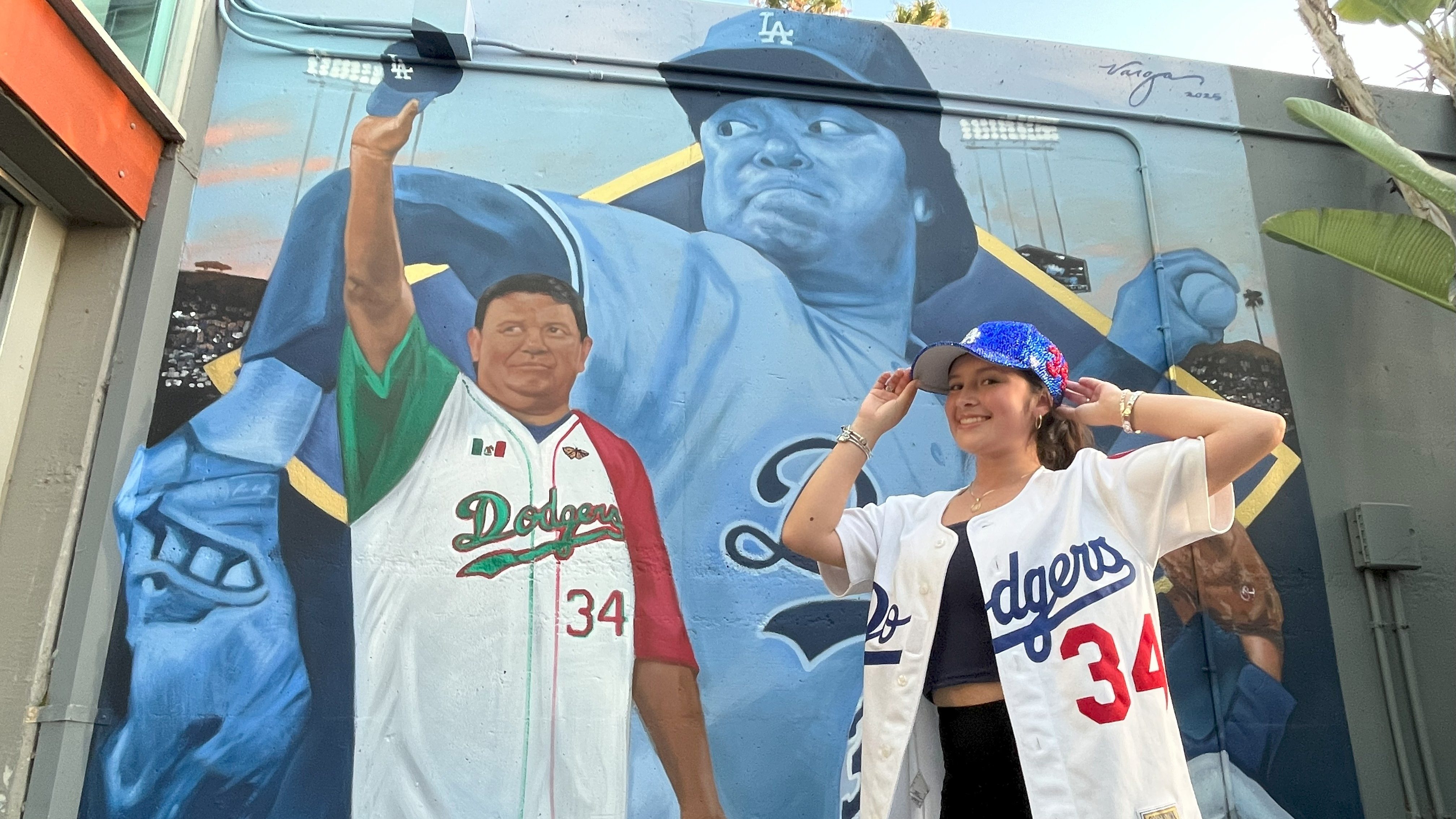 Ricardo_Deporte's tweet card. El primer homenaje de los Dodgers para el legendario Fernando Valenzuela desde el año pasado incluyó la develación de un nuevo mural en el estadio