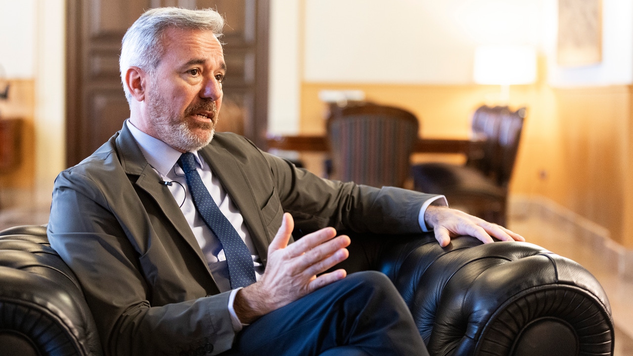 Jorge_Azcon's tweet card. El presidente de Aragón conversa con LA RAZÓN a 'calzón quitado'. Limita los pactos con Junts al tema económico y cree que la promesa de Feijóo de gobernar sin Vox «es lo mejor para España»