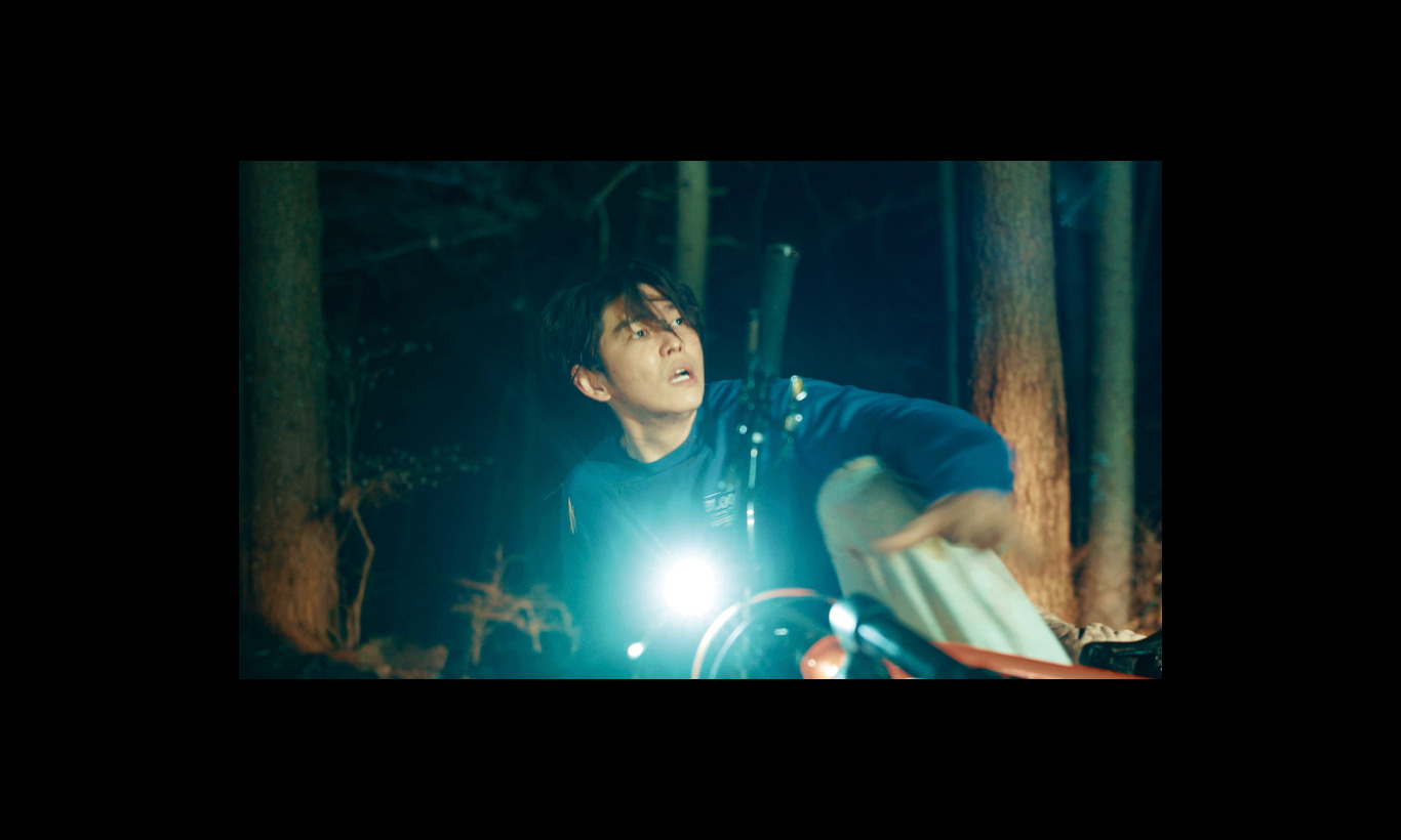 MOC_JP_OFFICIAL's tweet card. 人気俳優ユン・ギュンサンほかが共演した韓国産ドキュメンタリー風ホラー。雉岳山（チアクサン）でダウンヒルを楽しむマウンテンバイクサークルの面々に恐怖が襲い掛かる。