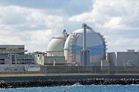 BATCHEN275's tweet card. 九州電力玄海原発(玄海町)の敷地内でドローンが確認された事案について、原子力規制委員会は27日、「ドローンと思われる三つの光が確認された」に訂正すると発表した。 規制委のこれまでの発表では、2