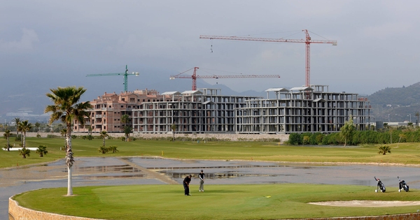mcuenaca's tweet card. España está construyendo menos viviendas que nunca desde que existen registros contemporáneos. Hemos pasado de edificar más de 600.000 viviendas al año a menos de 90.000. Hoy falta mano de obra e...