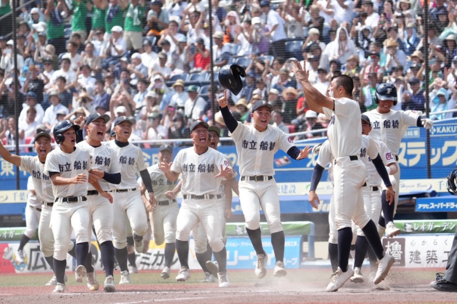 Fullcountc2's tweet card. サヨナラ勝ちを決めた市立船橋ナイン【写真：岡部直樹】 川崎耕司が延長10回に中前にサヨナラ打　第107回全国高校野球選手権千葉大会は27日、ZOZOマ