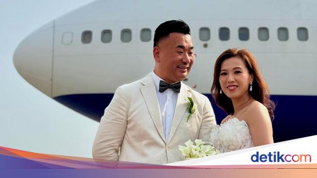 detikcom's tweet card. Pasangan influencer penerbangan, Sam Chui dan Fiona Pang, menikah di udara dalam pesawat Boeing 747. Momen unik ini dirayakan dengan penuh sukacita.