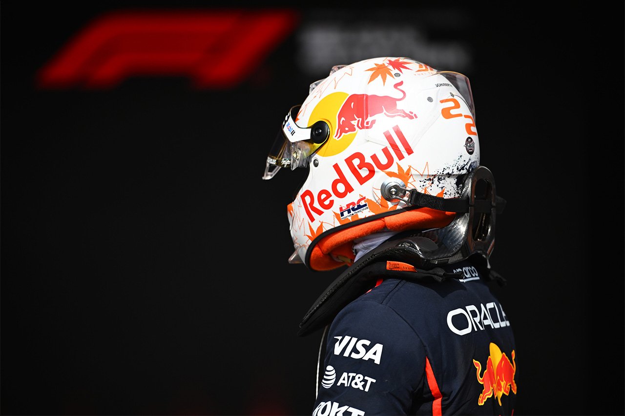 F1Gate's tweet card. レッドブル・レーシングはF1ベルギーGP予選直前、角田裕毅に最新仕様のフロアを投入。今季苦戦が続いていた角田にとって、復調の兆しとなる重要なアップデートとなった。4月の日本GPでリアム・ローソンの後任として昇格して以来、RB21との相性に苦しんできた角田は、このスパで自身最高位となる7番グリッドを獲得。チームメイトのマックス・フェルスタッペンとの差はわずか0.3秒だった。