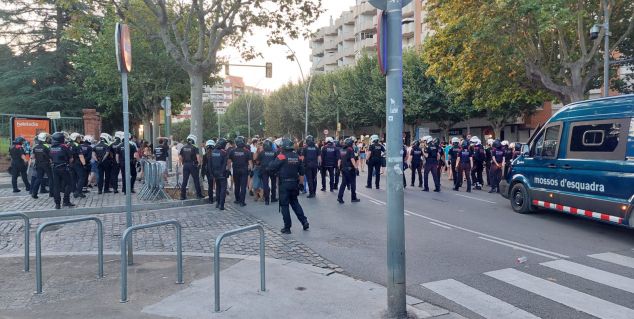 Capgros's tweet card. Desenes d'agents de la BRIMO i de la Policia Local han volgut desallotjar aquest diumenge al matí els joves que encara quedaven al recinte, i s'han viscut alguns cops i corredisses