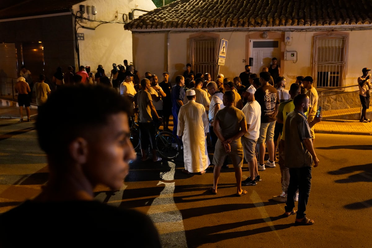 carlosecue's tweet card. En este pueblo agrícola del Campo de Cartagena, que prevé exportar 160.000 toneladas de esta fruta, la cacería contra el migrante se topa con una realidad más inmediata: su propia subsistencia